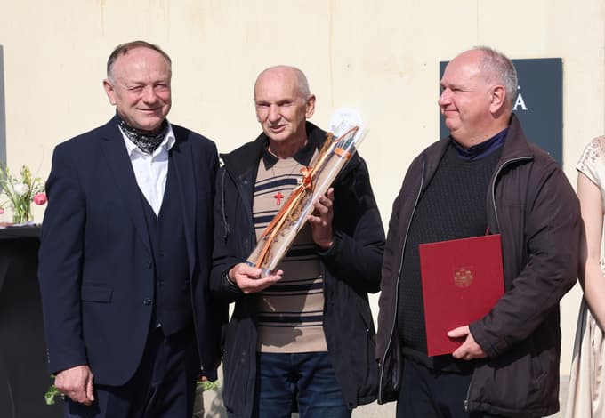 (FOTO) Ko škarje zarežejo v Najstarejšo trto: Cepič bo rasel tudi na Madagaskarju