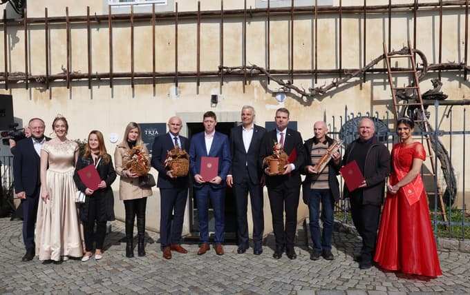 (FOTO) Ko škarje zarežejo v Najstarejšo trto: Cepič bo rasel tudi na Madagaskarju