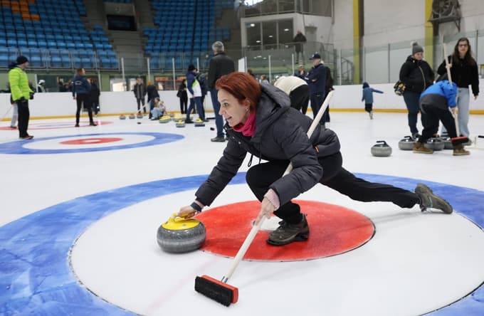 (FOTO) Curling v Mariboru: Kamni, metle in nekaj modrih kolen