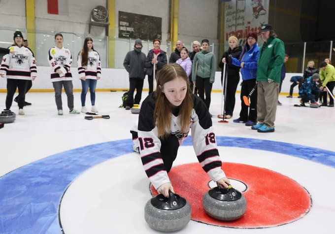 (FOTO) Curling v Mariboru: Kamni, metle in nekaj modrih kolen