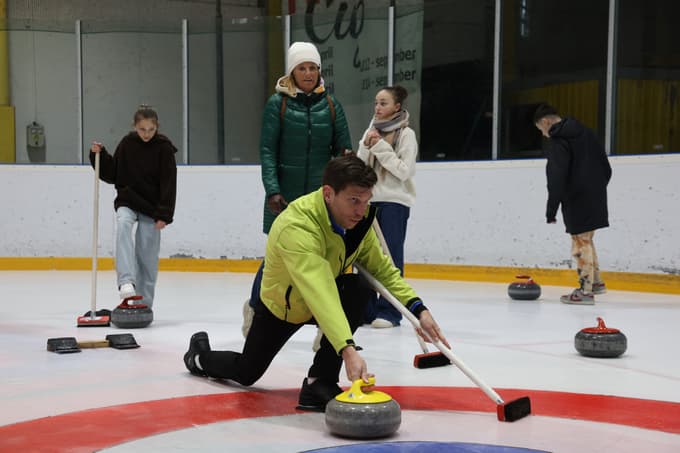 (FOTO) Curling v Mariboru: Kamni, metle in nekaj modrih kolen