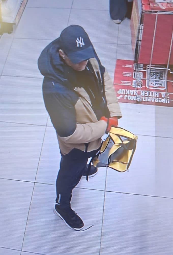 Fotografija roparja, ki je skušal oropati pošto in podjetje na Studencih