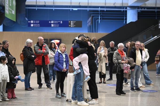 V Slovenijo se je vrnilo 912 državljanov. 