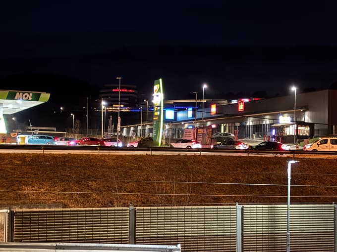 Molova bencinska črpalka v nedeljo zvečer – polna avstrijskih bencinskih turistov".