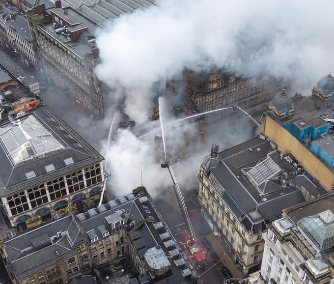 (FOTO) Zagorelo je v trgovini z vejpi: Po požaru zaprli osrednjo železniško postajo v Glasgowu