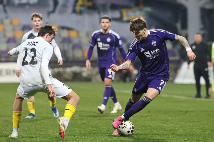 Tio Cipot v enem od svojih nogometnih slalomov, ta je v dresu Maribora proti Radomljam