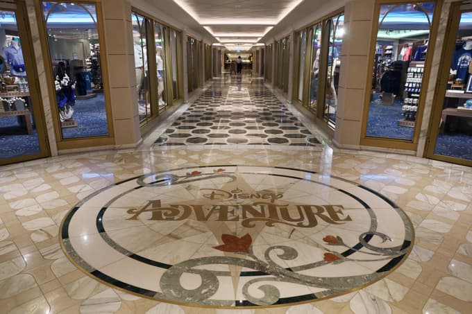 (FOTO) Pokukajte na krov največje Disneyjeve ladje, ki prinaša noro atrakcijo