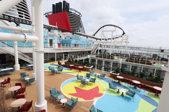 (FOTO) Pokukajte na krov največje Disneyjeve ladje, ki prinaša noro atrakcijo