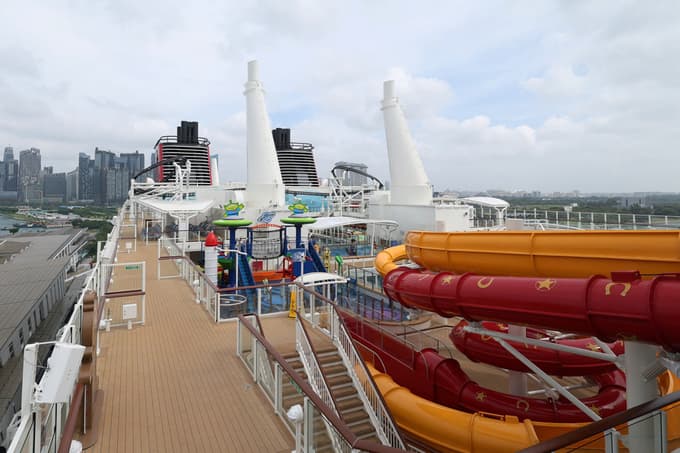 (FOTO) Pokukajte na krov največje Disneyjeve ladje, ki prinaša noro atrakcijo