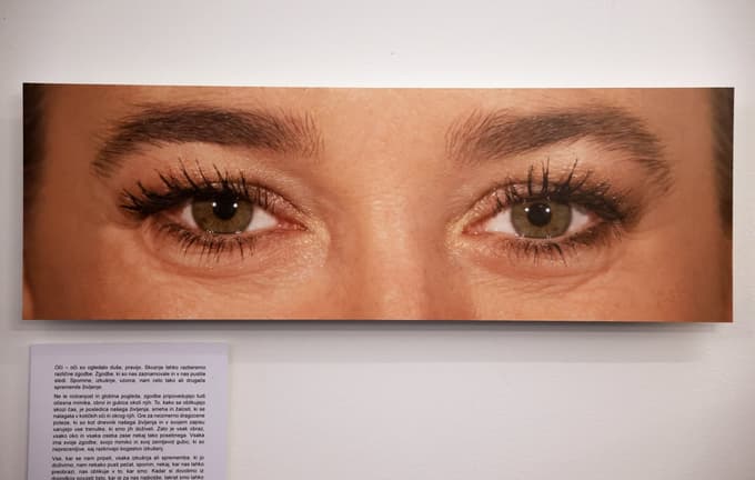 "Moje oči izražajo zadovoljstvo, da lahko delam, kar me veseli, tudi ta projekt," o svojem pogledu pravi Maja Modrinjak.