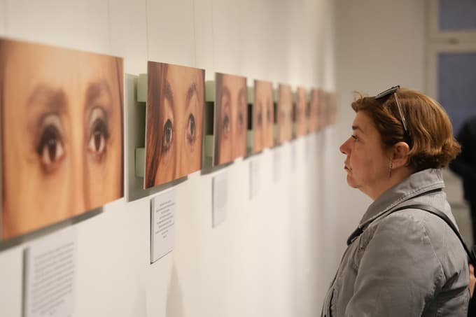 Kaj govorijo oči Mariborčank? Fotografinja Maja Modrinjak tokrat ženske predstavlja na poseben način