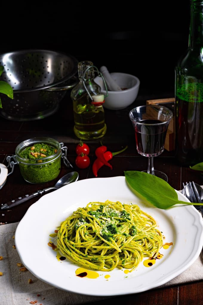 Špageti s čemažem so prava spomladanska jed, pesto iz čemaža (na posnetku v ozadju) pa je odličen namaz za zajtrk.