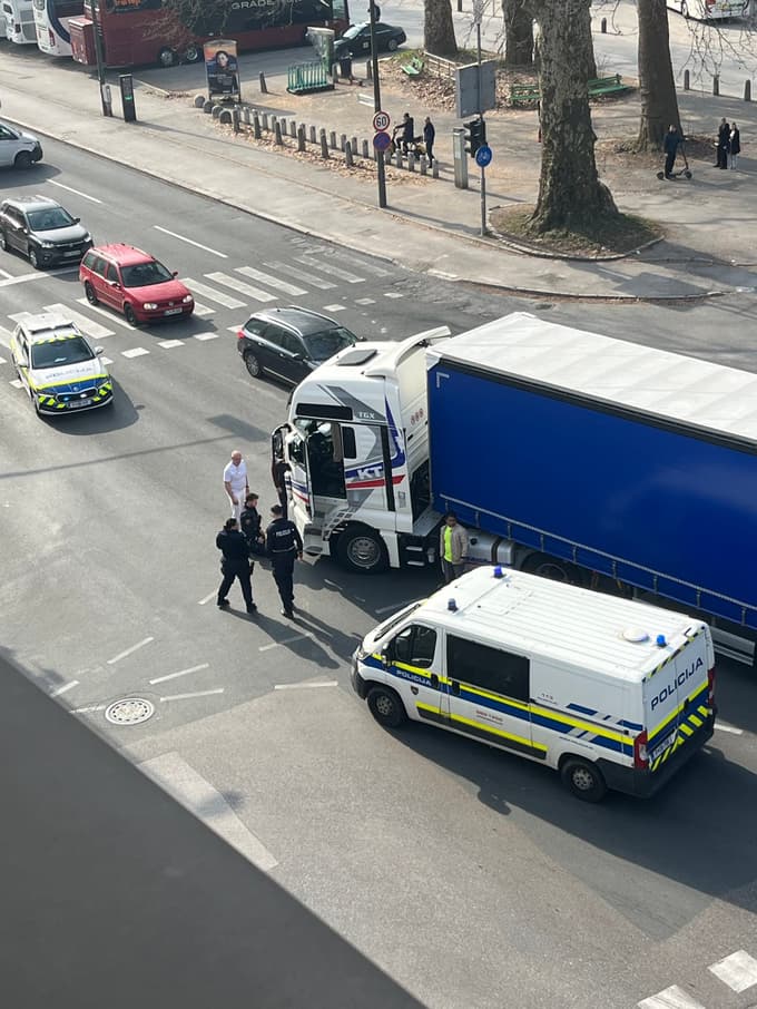 (FOTO) Hude poškodbe: Voznik tovornjaka v središču Ljubljane trčil v peško