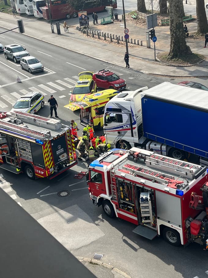 (FOTO) Hude poškodbe: Voznik tovornjaka v središču Ljubljane trčil v peško