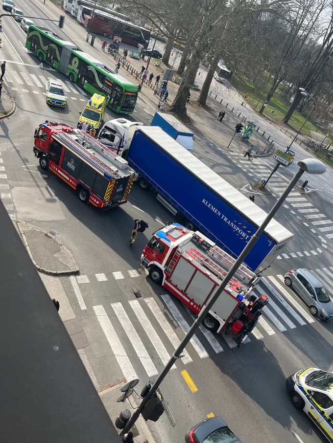 (FOTO) Hude poškodbe: Voznik tovornjaka v središču Ljubljane trčil v peško