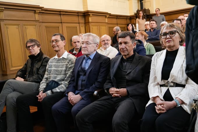 Predstavniki tožnikov, med njimi Bogdan Biščak, nekdanji minister za zdravje Dušan Keber in Andrej Pleterski.