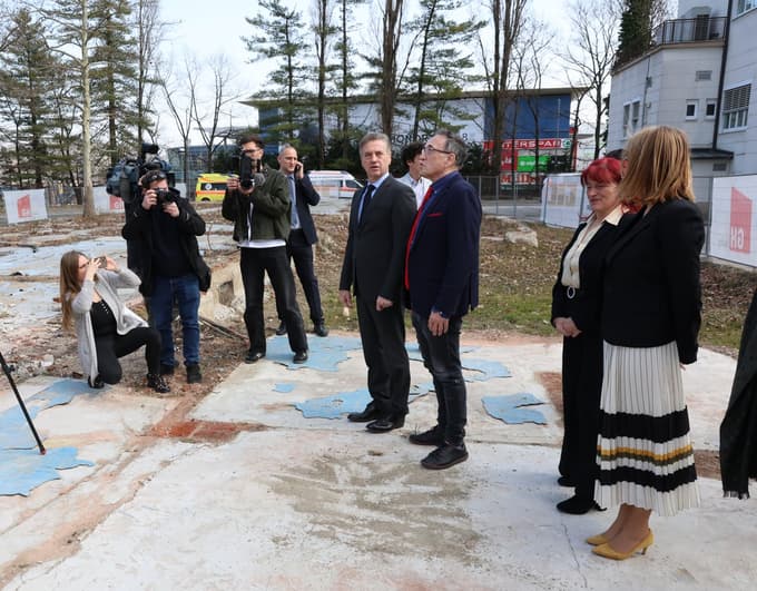 Maribor - Ukc - oddelak za infekcijske bolezni in vročinska stanja - temeljni kamen - Robert Golob