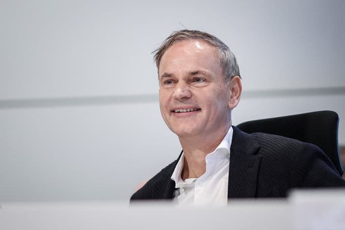 Glavni izvršni direktor skupine Oliver Blume je v pismu delničarjem zapisal, da bo Volkswagen do leta 2030 v Nemčiji ukinil okoli 50.000 delovnih mest.