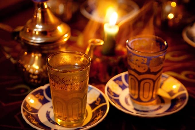 Vedno je čas za čaj. Sploh če je nalit iz tradicionalnega kovinskega čajnika in postrežen v umetelno poslikanih kozarčkih.