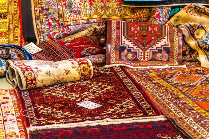 Preproga v arabskem in perzijskem svetu ni le dekorativni kos, ampak pogosto središče družinskega družabnega življenja.
