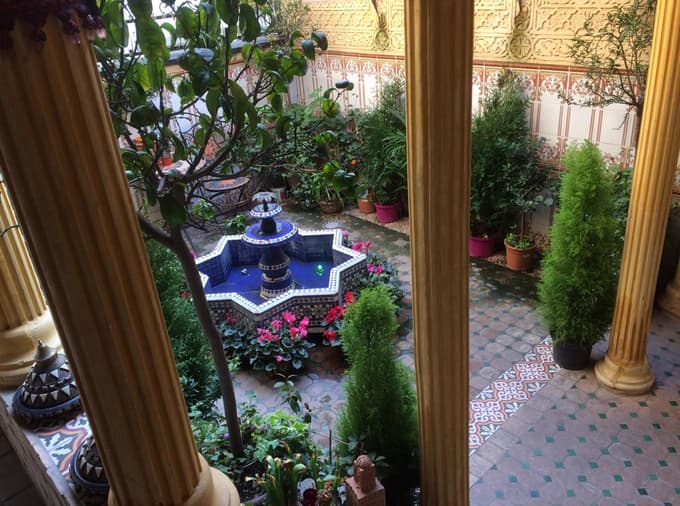 Voda, mozaiki in poigravanje s simetrijo so nosilci orientalsko navdihnjenega vrta, ki ga prežema mir.