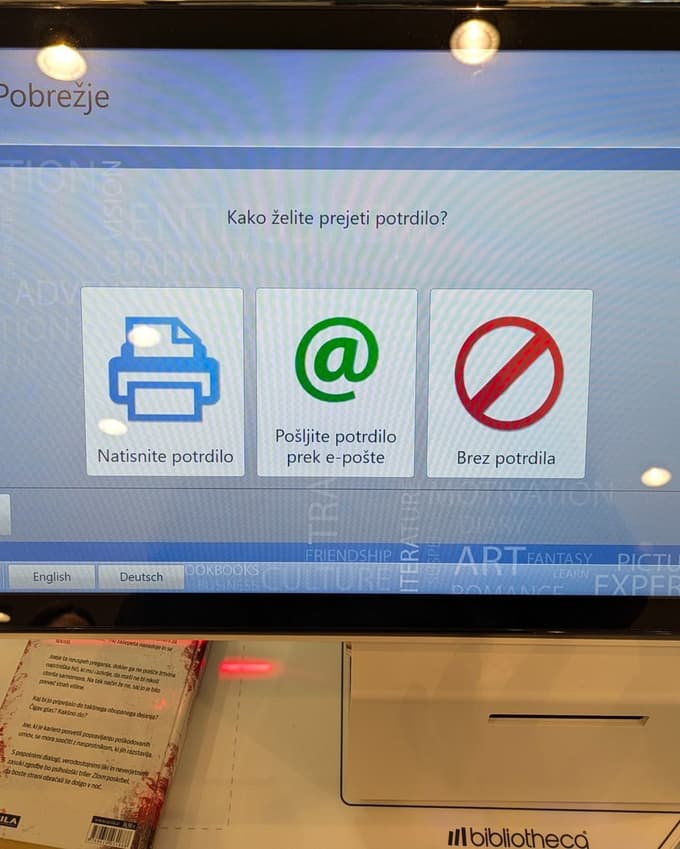 (FOTO) Kako si lahko bralci po novem izposodijo knjige v Knjižnici Pobrežje?