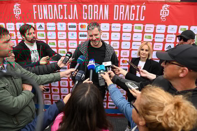 Kamorkoli pride, je Dragić deležen veliko pozornosti. 