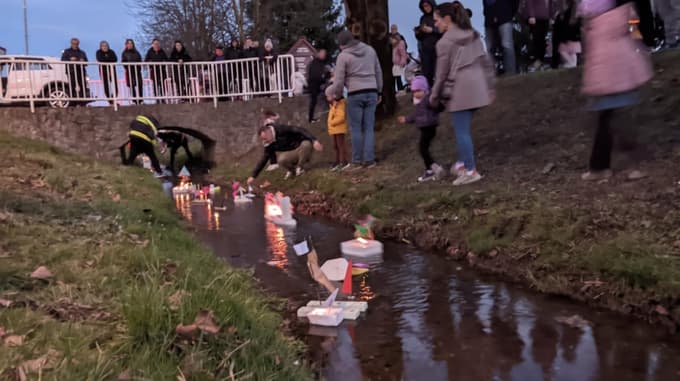 (FOTO) Po vodi so zaplule male umetnine, ob potoku v Račah pa pomlad