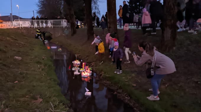 (FOTO) Po vodi so zaplule male umetnine, ob potoku v Račah pa pomlad