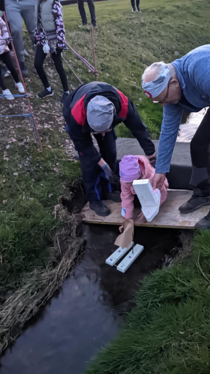 (FOTO) Po vodi so zaplule male umetnine, ob potoku v Račah pa pomlad