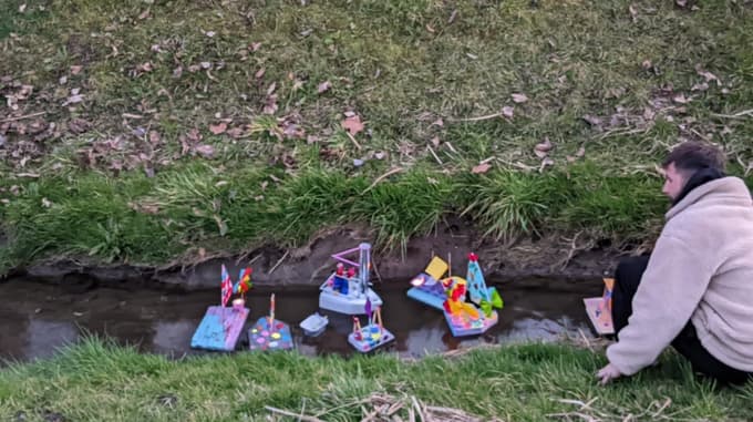 (FOTO) Po vodi so zaplule male umetnine, ob potoku v Račah pa pomlad