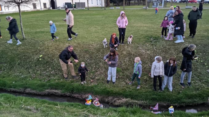 (FOTO) Po vodi so zaplule male umetnine, ob potoku v Račah pa pomlad