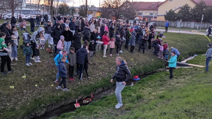(FOTO) Po vodi so zaplule male umetnine, ob potoku v Račah pa pomlad