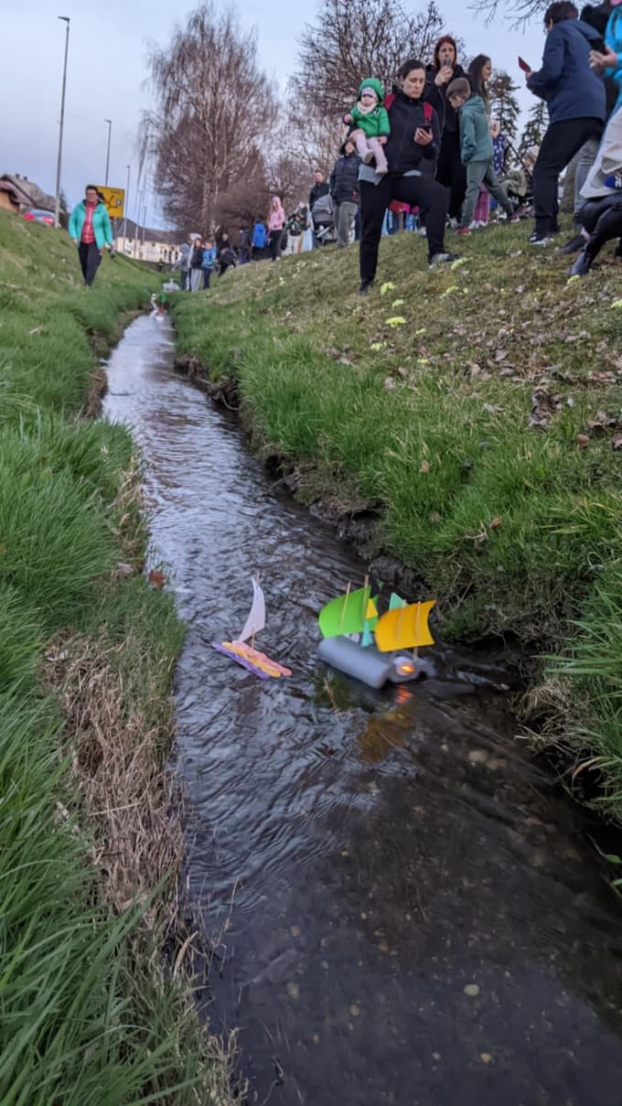 (FOTO) Po vodi so zaplule male umetnine, ob potoku v Račah pa pomlad