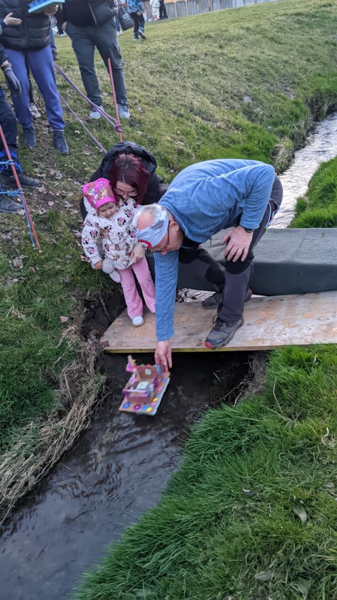 (FOTO) Po vodi so zaplule male umetnine, ob potoku v Račah pa pomlad