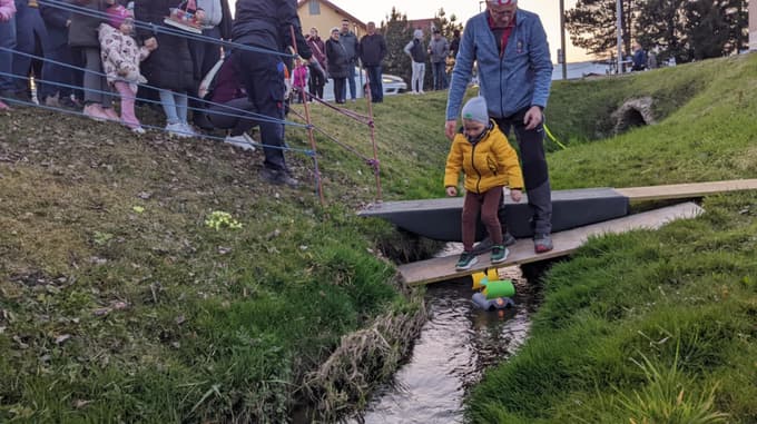(FOTO) Po vodi so zaplule male umetnine, ob potoku v Račah pa pomlad