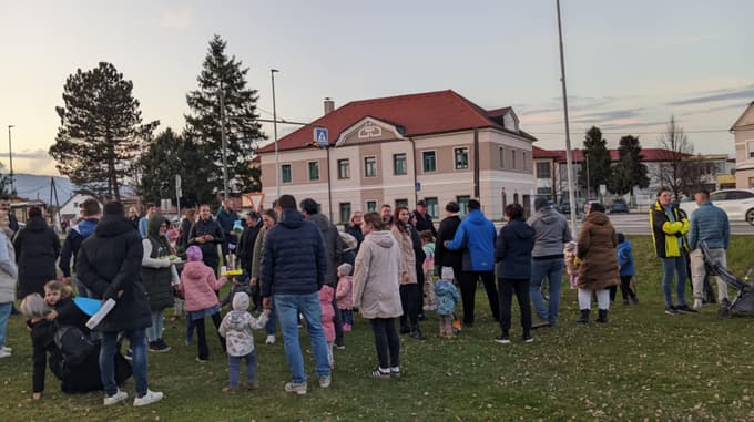 (FOTO) Po vodi so zaplule male umetnine, ob potoku v Račah pa pomlad