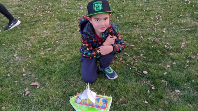 (FOTO) Po vodi so zaplule male umetnine, ob potoku v Račah pa pomlad