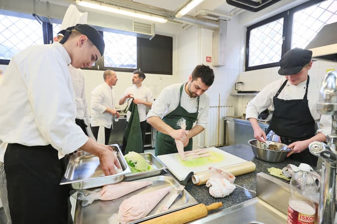 Lokalno, zeleno tipično - ohrovtovi zavitki z gobami so spremljali svinjino v zeliščnem ovoju