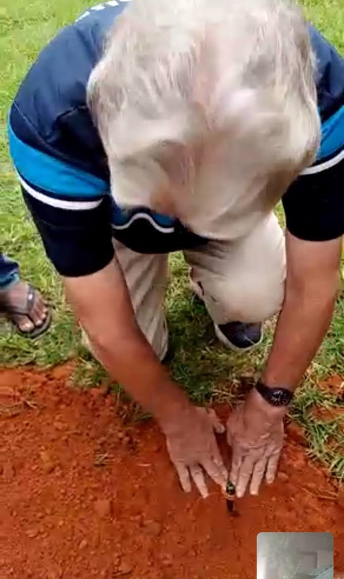 Misijonar Pedro Opeka je v Atananarivu na Madagaskarju posadil potomko Najstarejše trte.