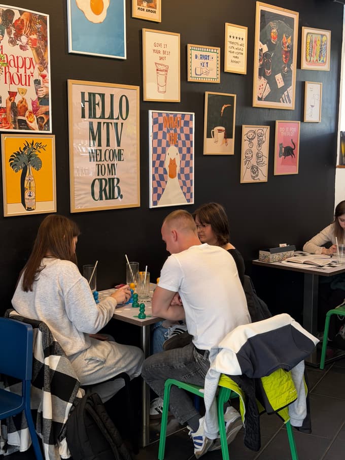 MCC kavarna v celjskem mladinskem centru uvaja nov koncept - kavarno brez zaslonov.