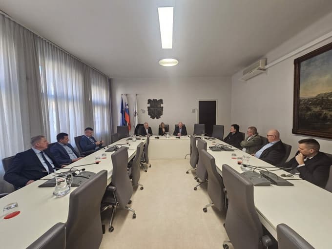 (FOTO) Minister Props obiskal ptujsko upravno enoto