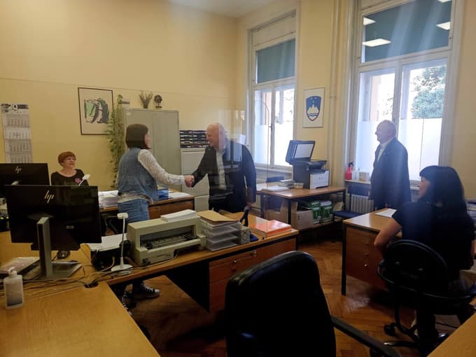 Upravna enota Ptuj s 66 uslužbenci spada med večje upravne enote in pokriva območje 16 občin s približno 69.000 prebivalci.