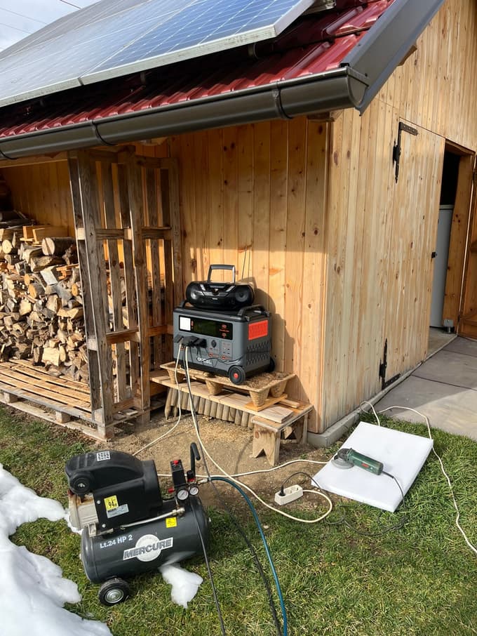 Uporaba hranilnika OSCAL PowerMax 6000 pred domačo uto. Zlahka napaja večino enofaznih naprav domače mojstrske delavnice.