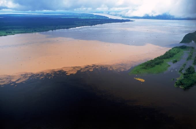 Po združitvi teh dveh rek nastane mogočna reka Amazonka, največji rečni sistem na svetu po količini vode.