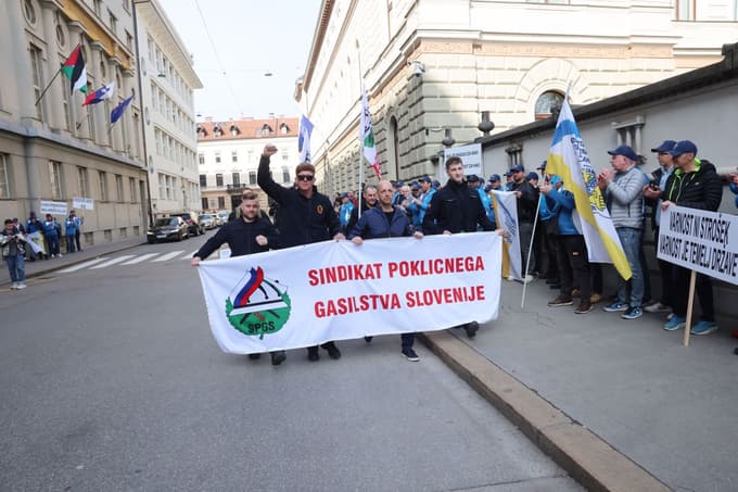 Poklicni gasilci, ki so stavko napovedali za prihodnji teden, podpirajo policiste. 