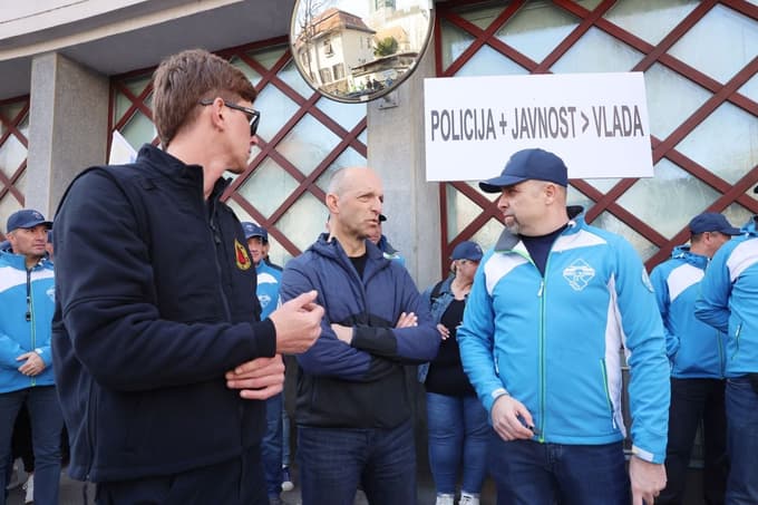 Del policistov začel s stavko. Kako jo bomo občutili državljani?