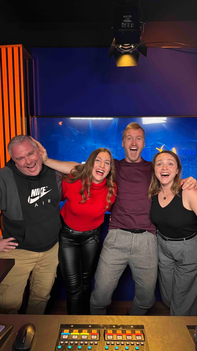 Napaka v jutranjem programu Radia 1: Poslušalka ujela prepovedano temo in osvojila 1000 evrov