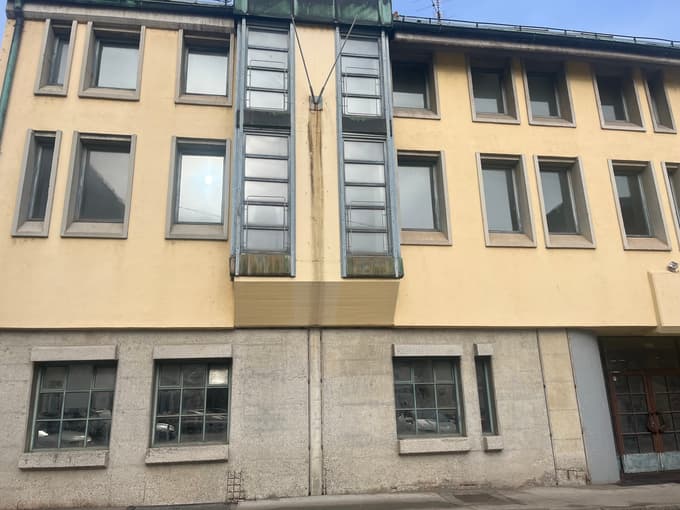 Hotel Turška mačka: v notranjosti so dragoceni vitraži Lojzeta Spacala.