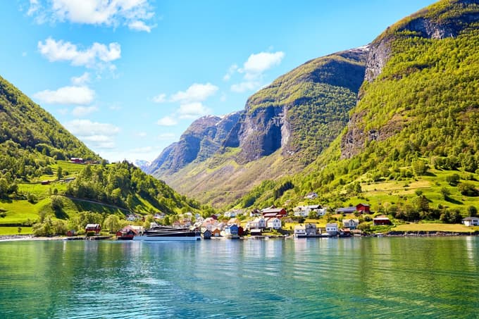 Majhna vas Undredal blizu Flama, del Sognerfjorda.